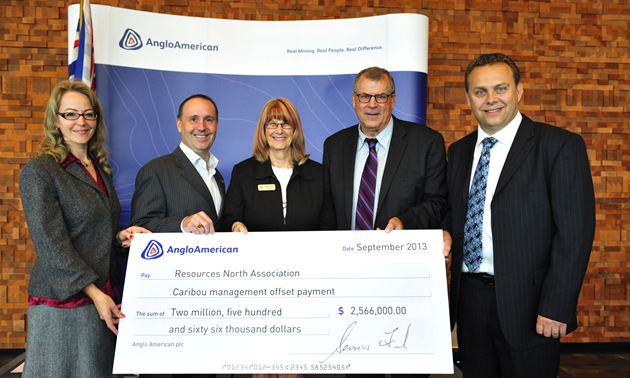 Photo Chief Financial Officer of Anglo American's Metallurgical Coal business, Mr. Brent Waldron, presenting the Minister of Forests, Lands and Natural Resource Operations for the Government of British Columbia, the Honourable Steve Thomson with a $2.566 million cheque