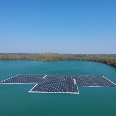 The Maiwald plant, a 750 kWp floating solar array, on a lake. 