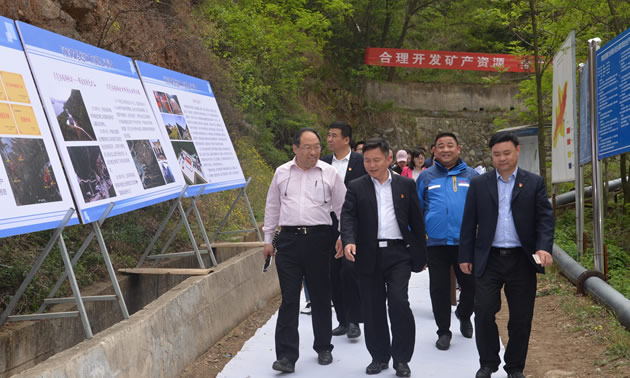 Journalists, Henan provincial and county leaders on tour of Ying Mining District accompanied by Silvercorp management team. 