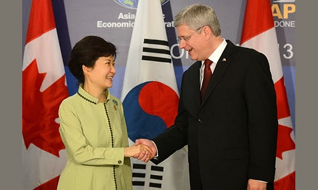 Prime Minister Harper shaking hands with South Korea representative