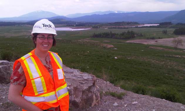 Photo Teck employee with land in background