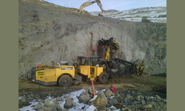 Veris Gold Corp. equipment in operation