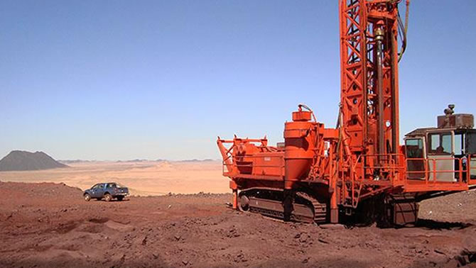 Picture of the D90KS, a diesel-powered, crawler-mounted blasthole drill for mining, manufactured by Sandvik Mining. 