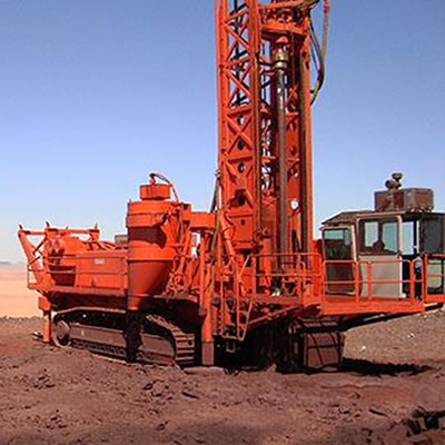 Picture of the D90KS, a diesel-powered, crawler-mounted blasthole drill for mining, manufactured by Sandvik Mining. 